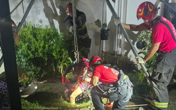 Anciana de 85 años siendo rescatada de pozo ciego por bomberos en Córdoba