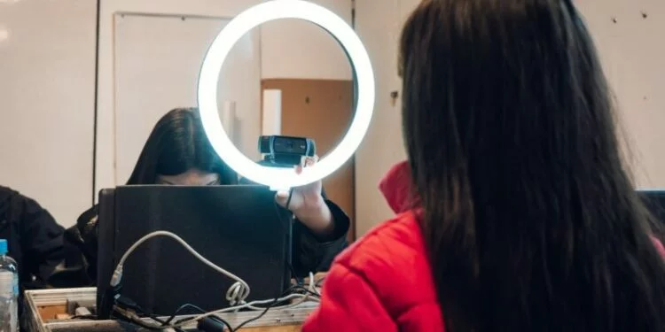 Fotografía de personas realizando trámites en un operativo DNI