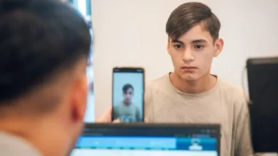 Imagen de una persona realizando trámites en una oficina del Registro Civil