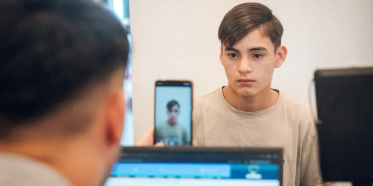 Imagen de una persona realizando trámites en una oficina del Registro Civil