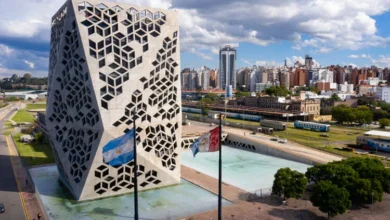 Imagen de una escuela en Córdoba con personal de seguridad