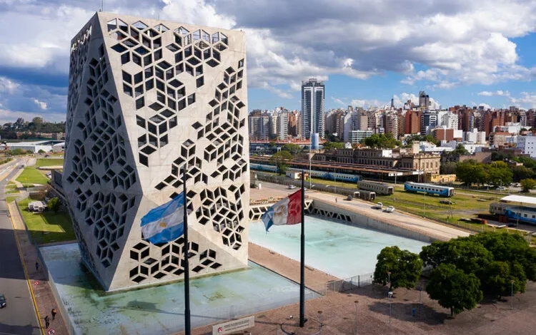 Imagen de una escuela en Córdoba con personal de seguridad