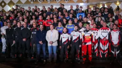 Pilotos y navegantes en la rampa de largada del Rally Sudamericano en Mina Clavero