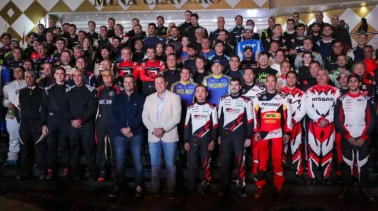 Pilotos y navegantes en la rampa de largada del Rally Sudamericano en Mina Clavero