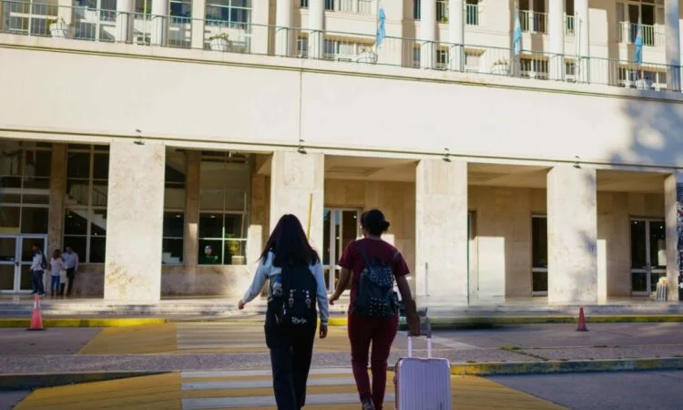 Estudiantes de la Universidad Nacional de Córdoba en un auditorio