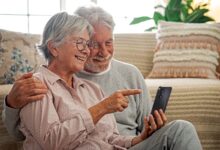 Persona mayor utilizando un teléfono móvil con facilidad