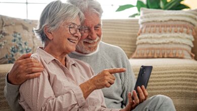 Persona mayor utilizando un teléfono móvil con facilidad