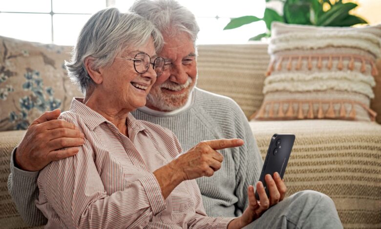 Persona mayor utilizando un teléfono móvil con facilidad