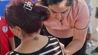 Persona recibiendo una vacuna en un centro de salud