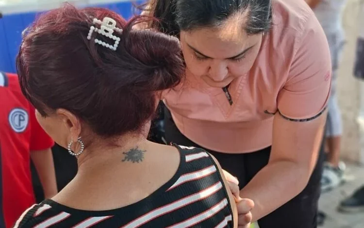Persona recibiendo una vacuna en un centro de salud