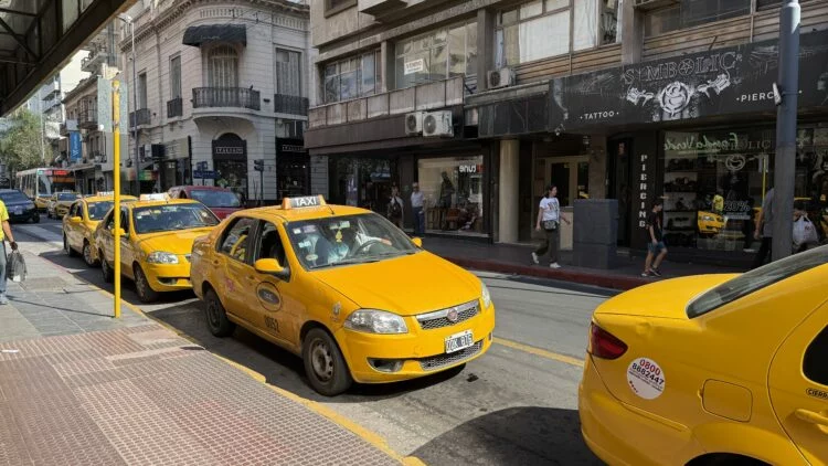 Taxi en la calle con luces nocturnas