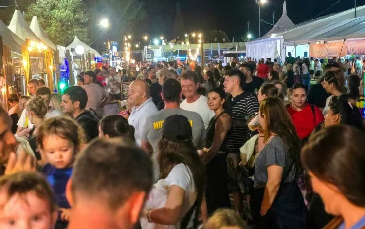 Imágenes de turistas disfrutando de la naturaleza y la cultura en Córdoba durante Semana Santa