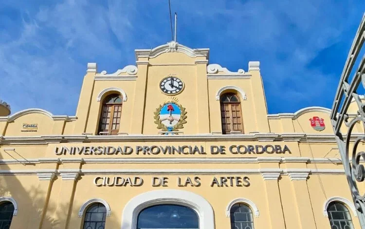 Estudiantes de la Universidad Provincial de Córdoba en un aula de clase