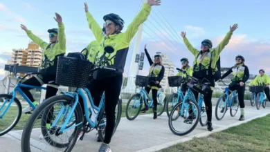 Participantes en bicicleta recorriendo sitios de memoria en Córdoba