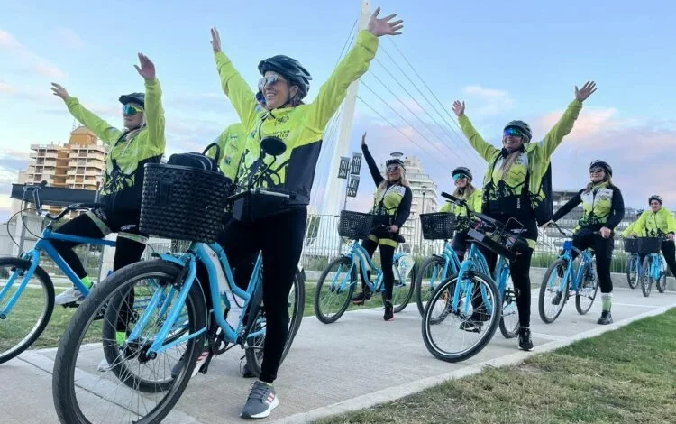 Participantes en bicicleta recorriendo sitios de memoria en Córdoba