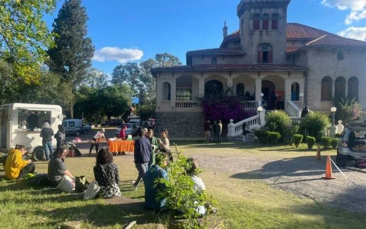Imagen de una persona trabajando en una estación de animación