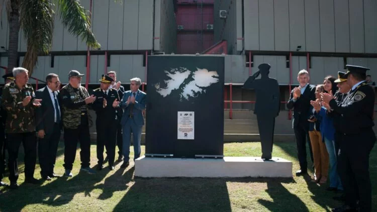Monumento conmemorativo a los veteranos de Malvinas en la Jefatura de la Policía de Córdoba