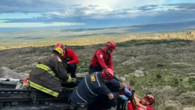 Imagen de una camioneta accidentada en un precipicio