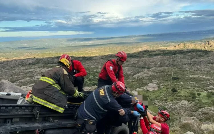 Imagen de una camioneta accidentada en un precipicio