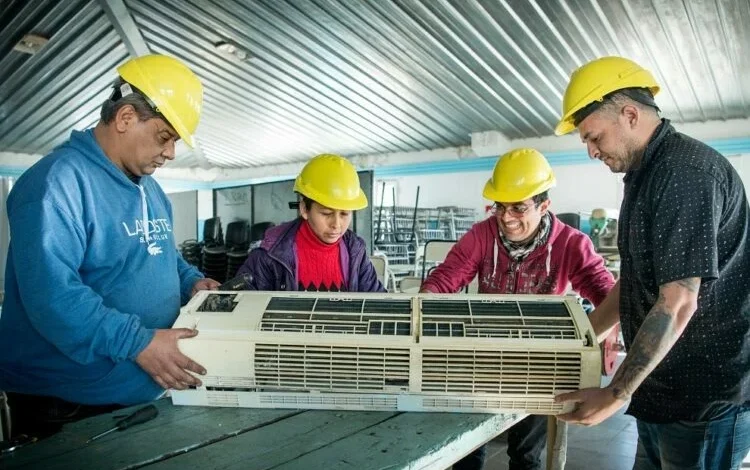 Imagen de personas inscribiéndose en CBA Me Capacita 2026