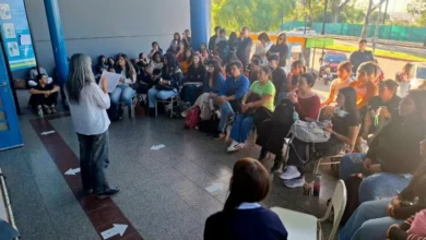 Estudiantes y docentes en una clase pública en el Parque Sarmiento en defensa de la educación pública