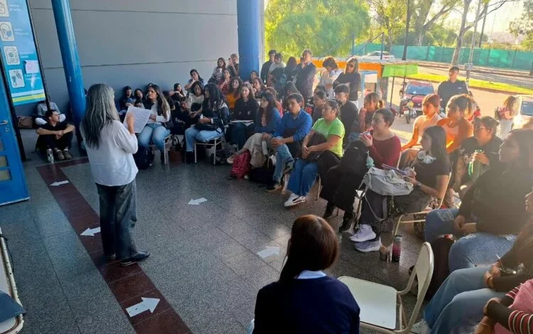 Estudiantes y docentes en una clase pública en el Parque Sarmiento en defensa de la educación pública