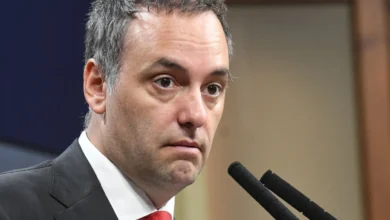 Imagen de la sesión informativa de Manuel Adorni en el Congreso, con controles de acceso y barreras de seguridad