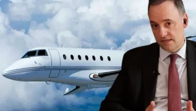 Manuel Adorni y su esposa en un viaje oficial