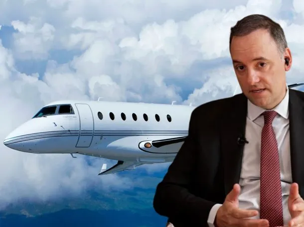 Manuel Adorni y su esposa en un viaje oficial