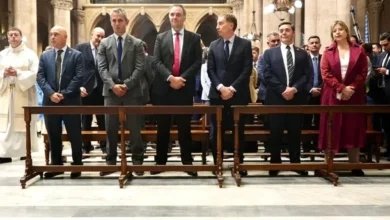 Manuel Adorni y Axel Kicillof en la misa por el Papa Francisco