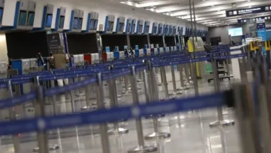 Imagen de un aeropuerto con un avión en la pista