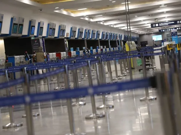 Imagen de un aeropuerto con un avión en la pista