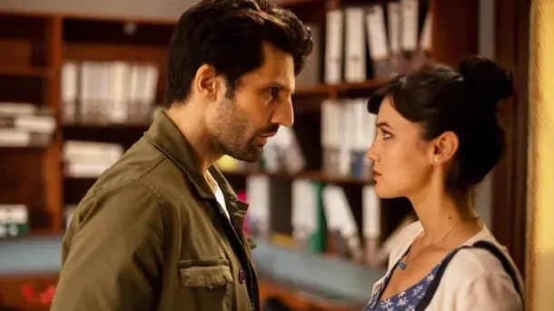 Imagen de la serie Amor 101, mostrando a los personajes principales