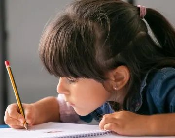 Familia con niños en una escuela privada