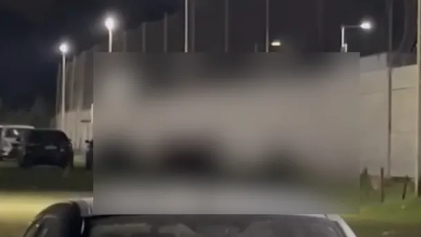 Imagen de un partido de rugby con jugadores y jugadoras reunidos