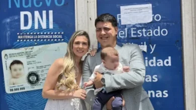 Pareja abrazada en un vehículo inundado