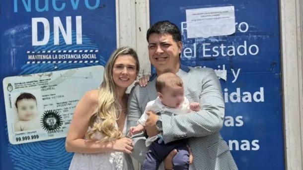 Pareja abrazada en un vehículo inundado