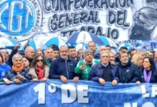 Manifestantes marchando por el Día del Trabajador en Córdoba