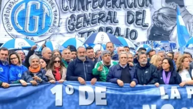Manifestantes marchando por el Día del Trabajador en Córdoba