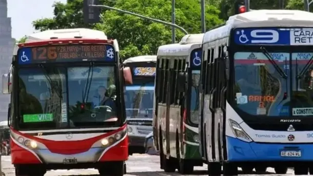 Imagen de un colectivo en la calle