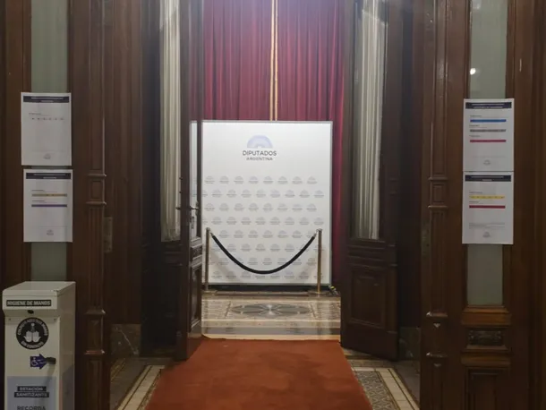 Imagen de la sala del Congreso con medidas de seguridad