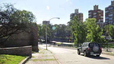 Señal de tránsito que indica corte total en Costanera Norte