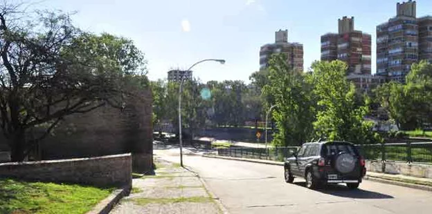 Señal de tránsito que indica corte total en Costanera Norte