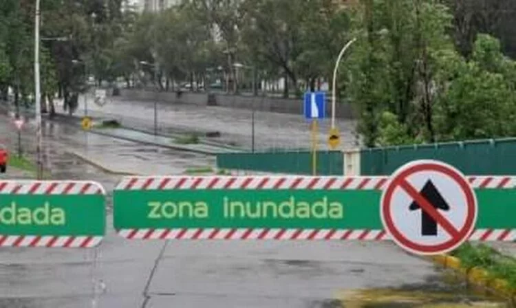 Imagen de un tramo de la Costanera cerrado debido a las lluvias
