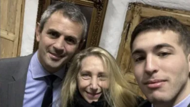 Foto de un edificio del Banco Nación con personas protestando en la calle