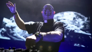 El cura DJ Guilherme Peixoto en la Plaza de Mayo