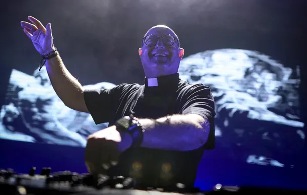 El cura DJ Guilherme Peixoto en la Plaza de Mayo