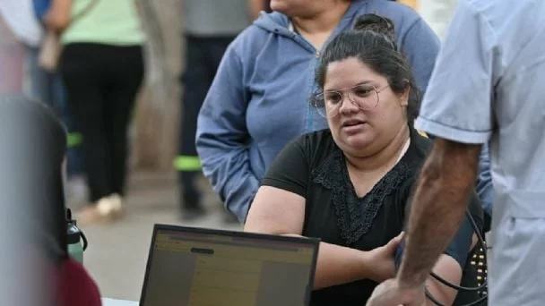 Equipo de la Defensoría del Pueblo atendiendo a la comunidad en Villa Angelelli
