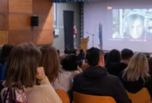 Imagen de una persona mayor sonriendo, con un título que dice Diplomatura en Liderazgo y Nueva Longevidad