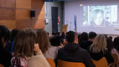 Imagen de una persona mayor sonriendo, con un título que dice Diplomatura en Liderazgo y Nueva Longevidad